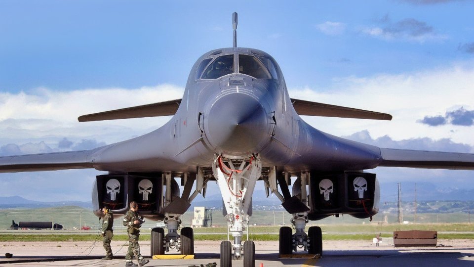 B-1B Lancer Bombers Are Headed To Train For War On Russia's Doorstep ...